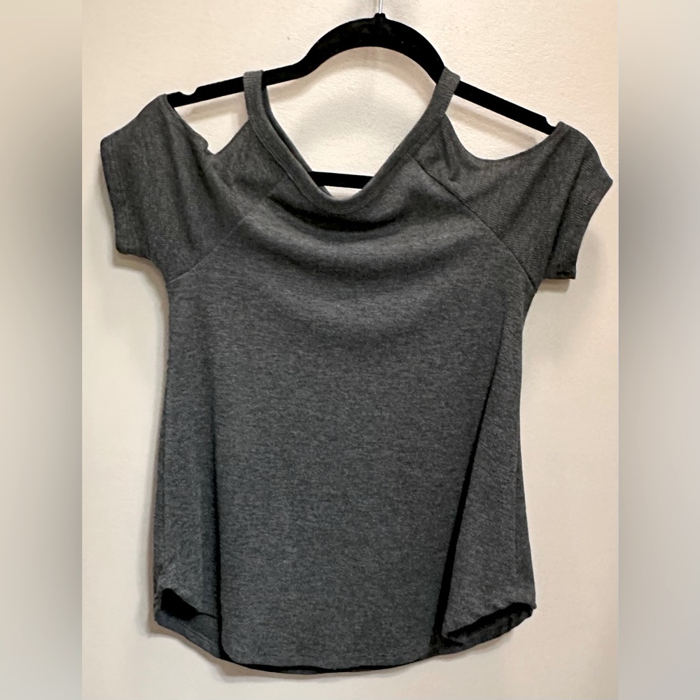 ✨Gaze Cold Shoulder Shirt✨